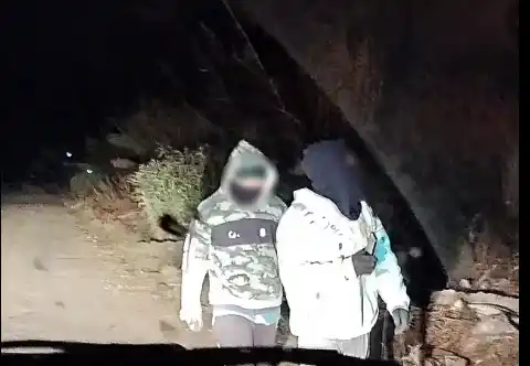 Los dos sospechosos que fueron captados por las cámaras de seguridad.