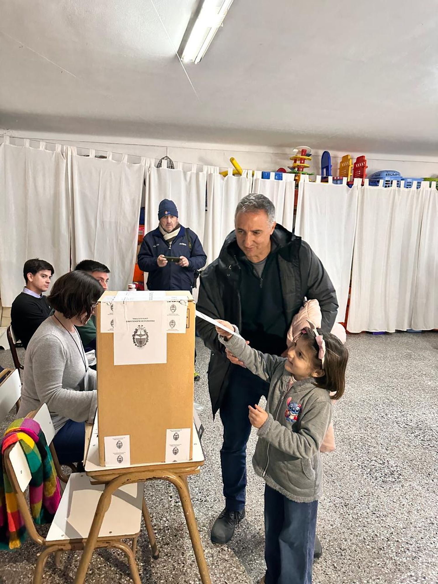 Gonzalo Santamarina emitió su voto, a las 11:30 horas, en el Jardín de Infantes N° 904.