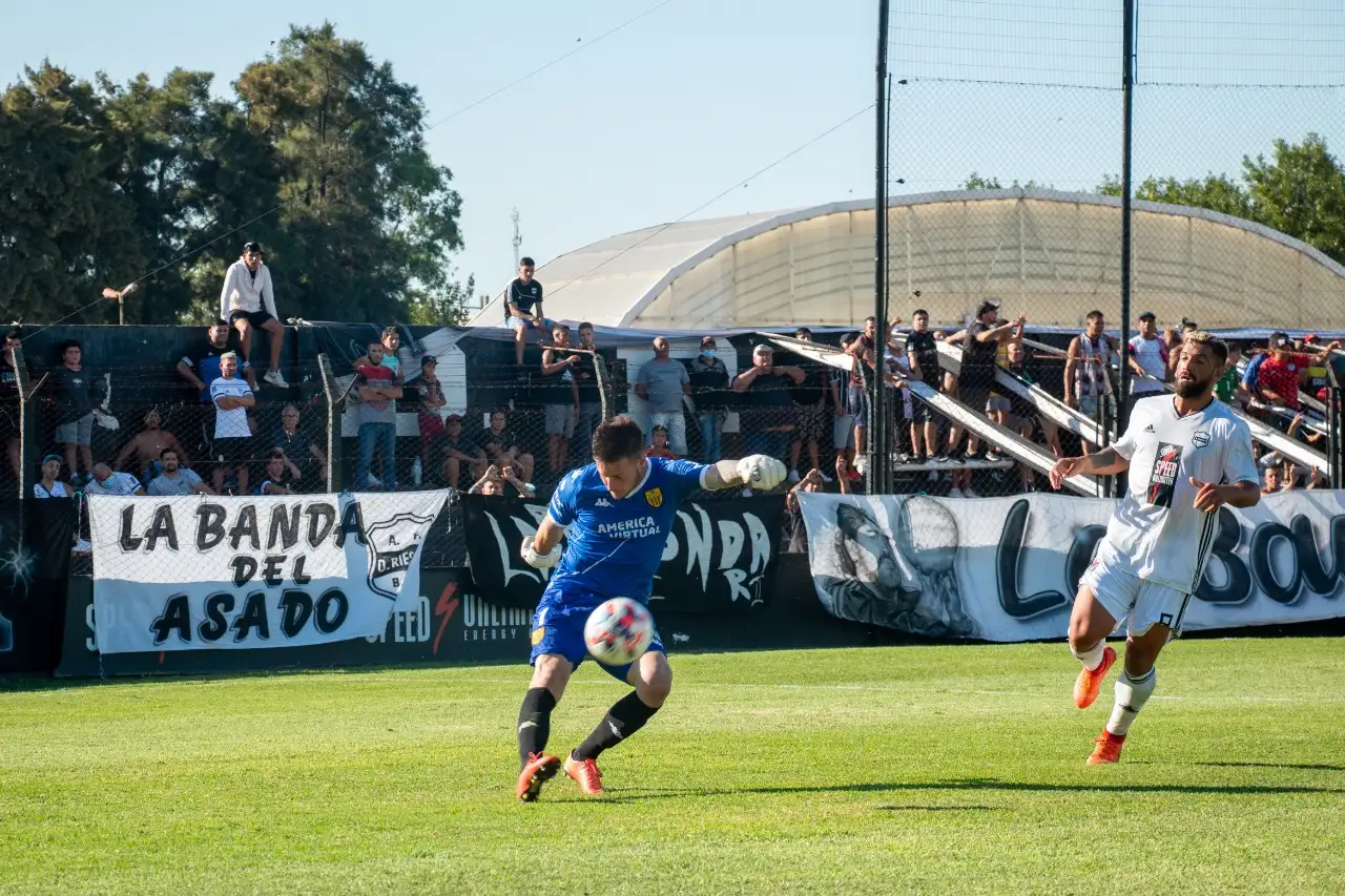FOTO PRENSA RIESTRA Rechaza Temperini, ante la presencia de Fernández.