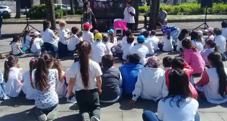 Muchos chicos y libros en BiblioPaseo