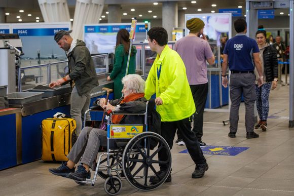 Celebridad chilena denuncia fallas en el servicio de sillas de ruedas en el aeropuerto de Santiago