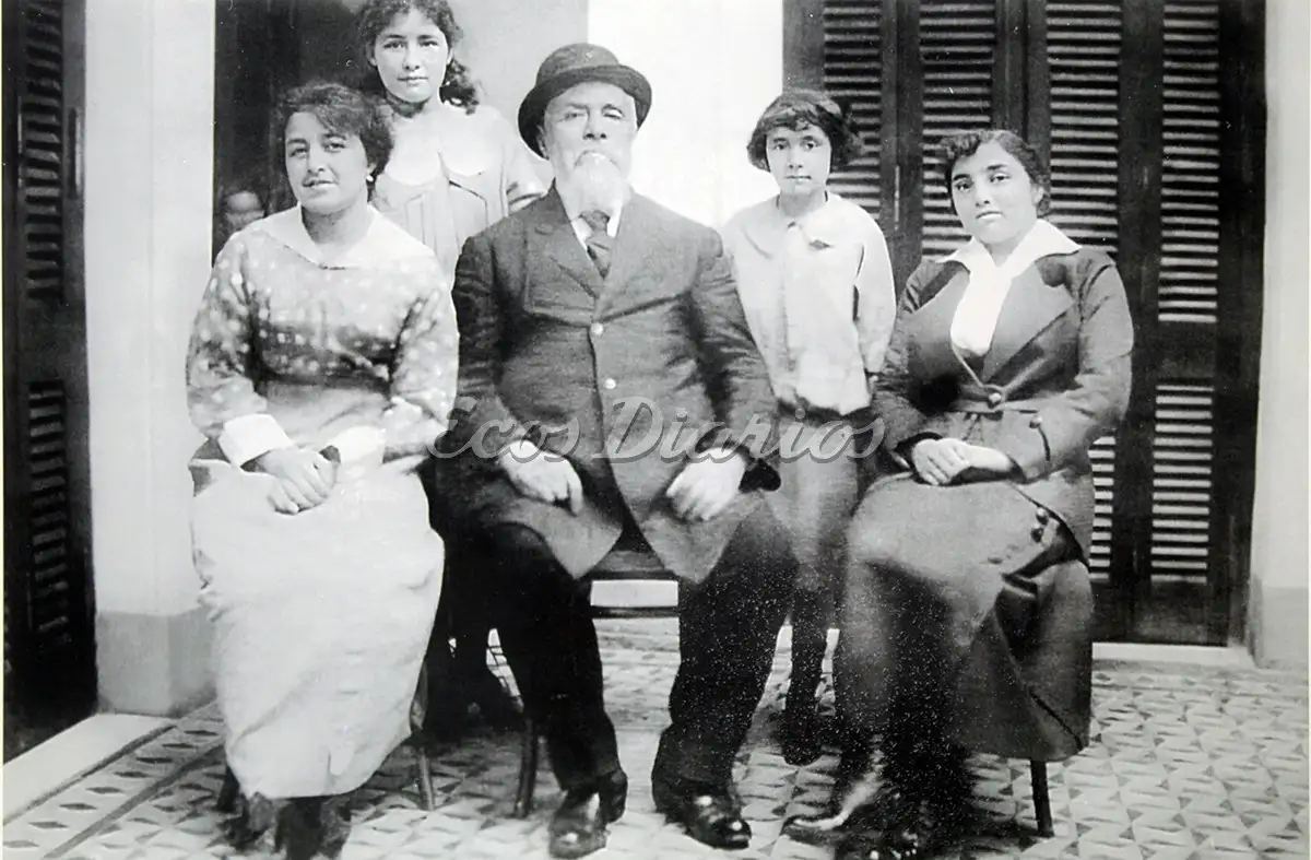 Ángel Murga con sus nietas Inés, Haydeé, Blanca y Sara