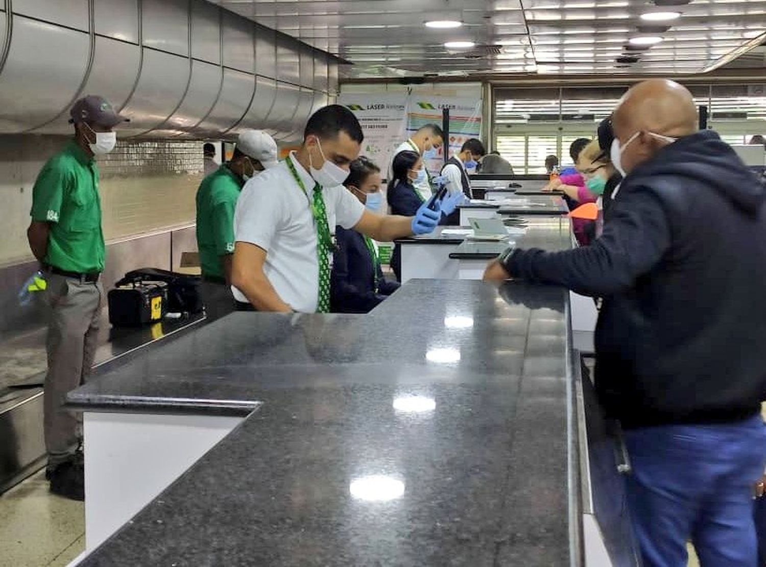 COVID-19: Colombia pone fin al uso de mascarillas en aeropuertos y aviones