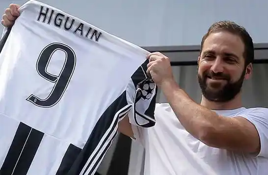 Gonzalo Higuaín llegó a Turin para sumarse a la Juventus