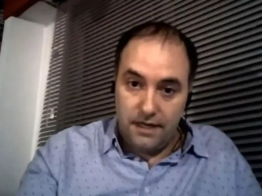 Salieron a la luz videos de Adorni que contradicen su versión sobre cuándo empezó a invertir en Bitcoin