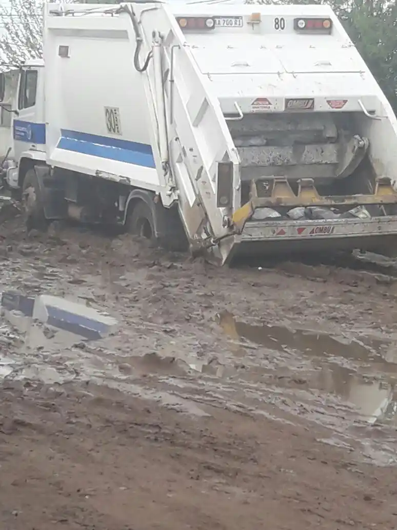 Se encajó un camión de basura en el mismo lugar que lo hizo otro hace 15 días