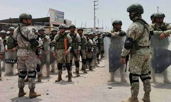 Policías y militares comenzaron a desbloquear rutas en Perú