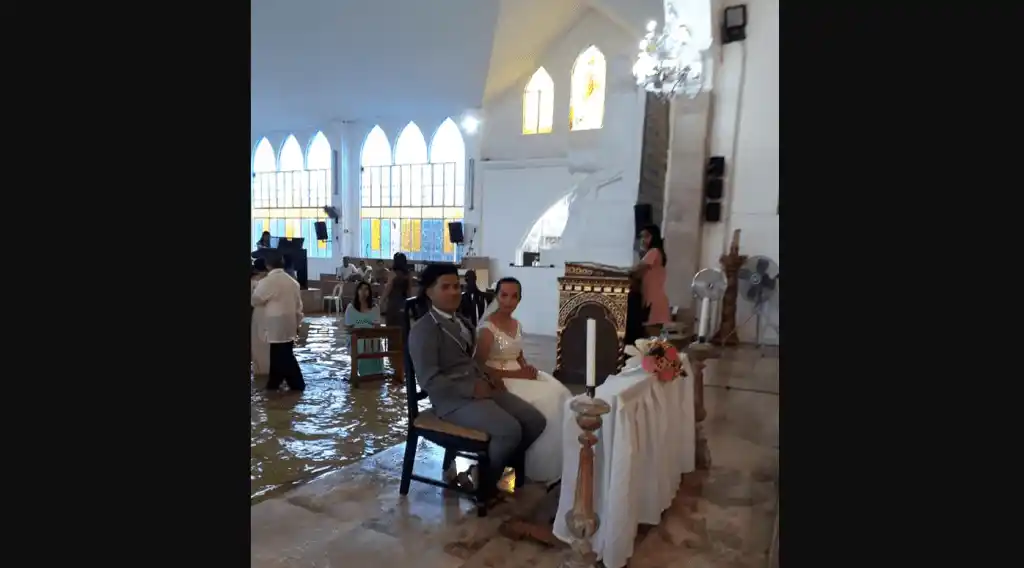 El amor todo lo puede: se casaron en una la iglesia inundada