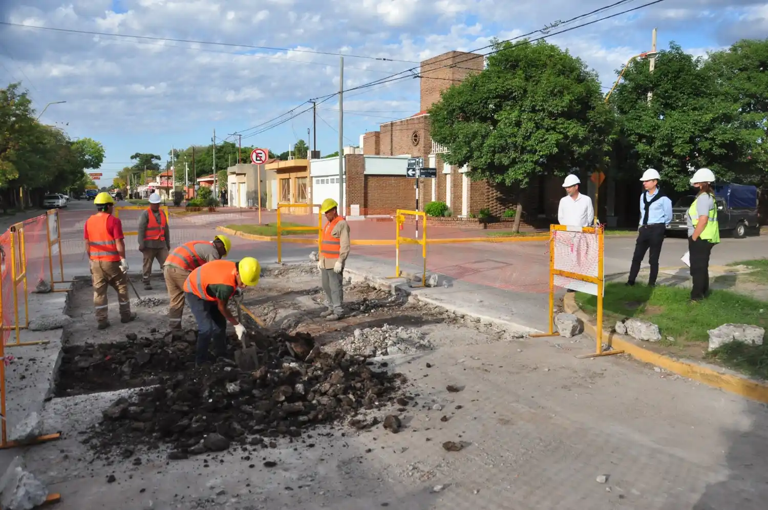 El intendente Damián Bernarte y Néstor Gómez supervisaron obras.