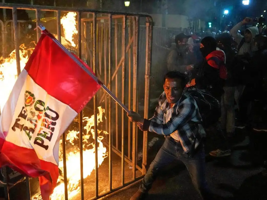 Perú declara el estado de emergencia tras las masivas y violentas protestas. (Foto: AP/Martín Mejía).