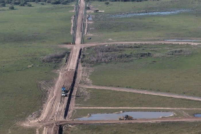 Del lado de Rincón, en la zona de defensas, el camino se pone en condiciones para que conectar la cañería que cruzará 1.850 metros de lecho lagunar. Crédito: Fernando Nicola