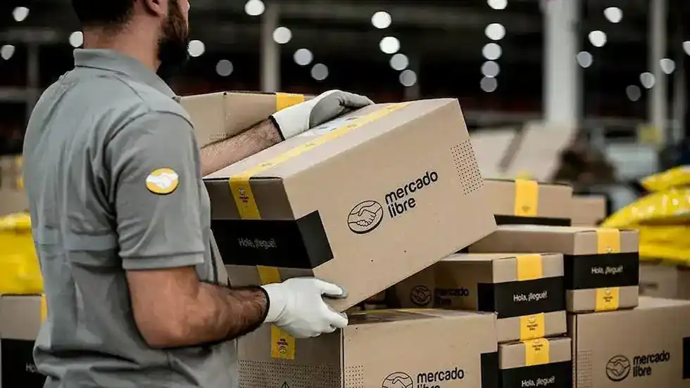 Trabajador de Mercado Libre gestionando un envío.