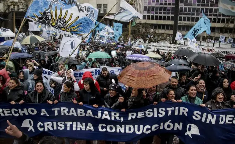 Bajo la lluvia, tuvo lugar la Marcha de la Resistencia en Plaza de Mayo 
