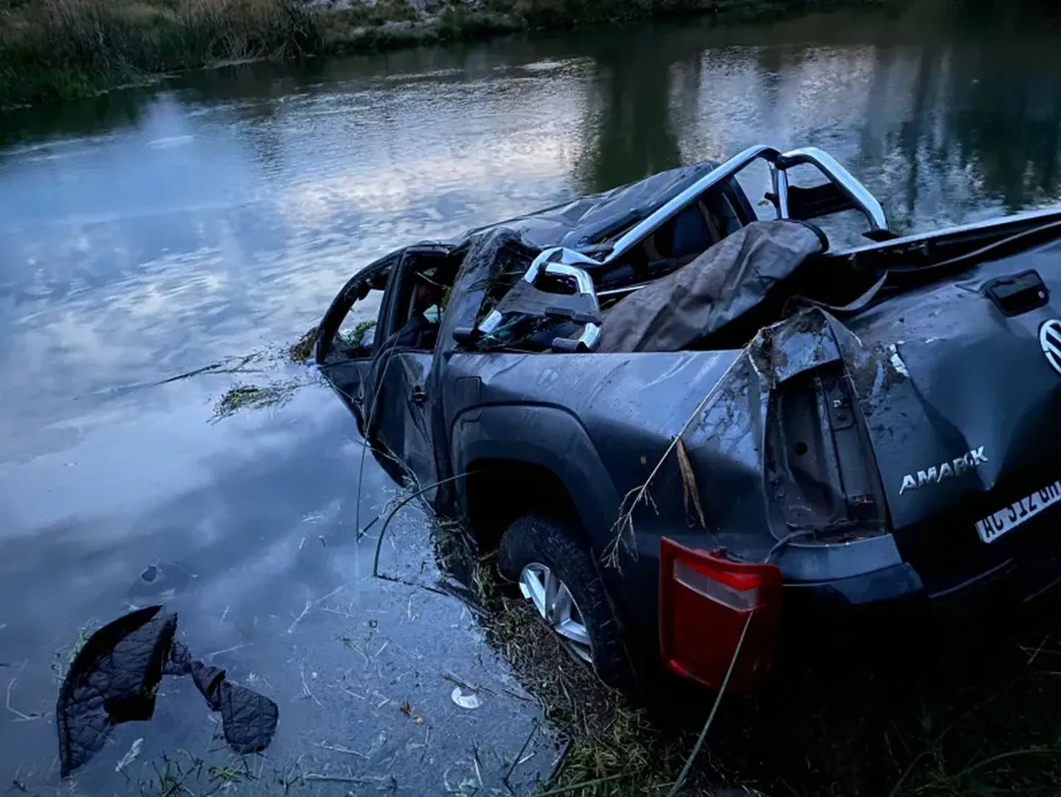 Una camioneta se salió de la cinta asfáltica y terminó en la cuneta