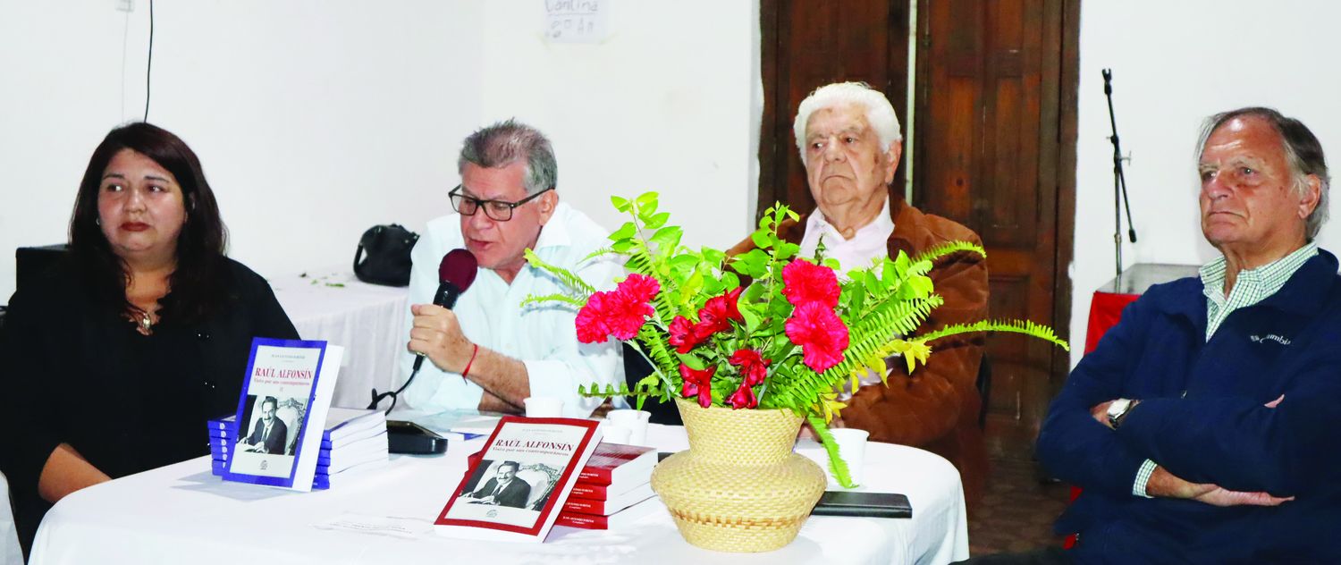 Libro sobre Raúl Alfonsín