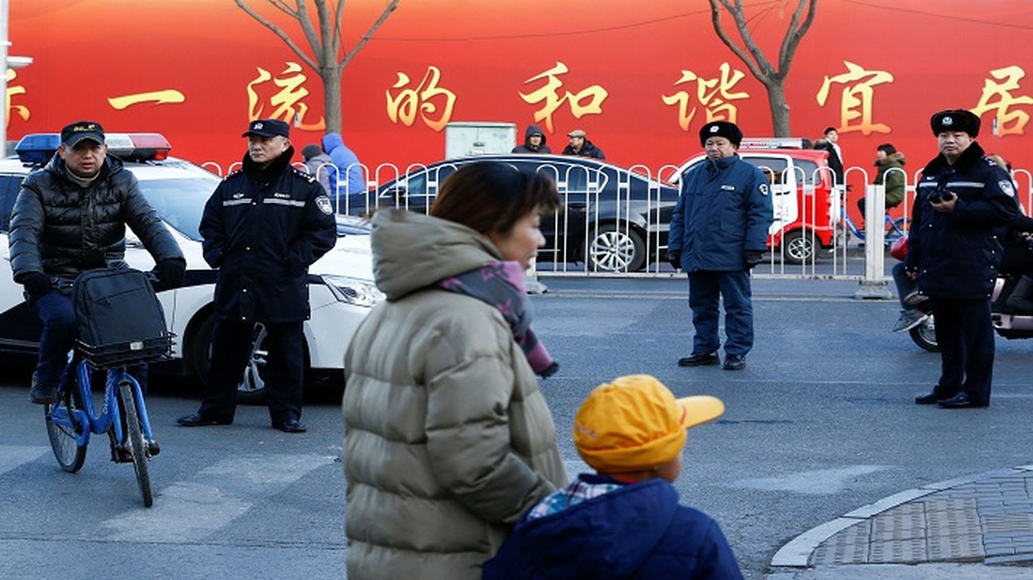 SUJETO ATACA A PUÑALADAS  a 16 niños y dos adultos en una guardería en China