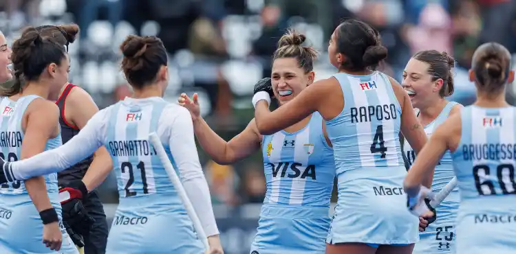 Agustina Gorzelany celebrando uno de sus tres goles.