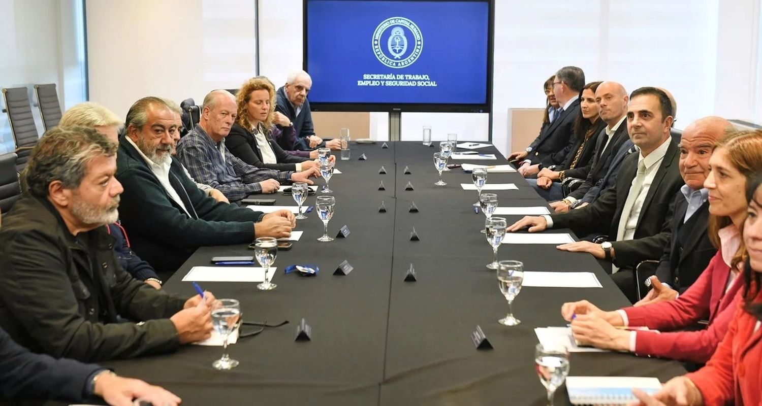 Vista de la reunión mantenida entre el secretario de Trabajo, Julio Cordero, y la cúpula de la CGT, como parte del "diálogo social" promovido por el Gobierno para la conformación del Consejo de Mayo. Foto: Juan Vargas.