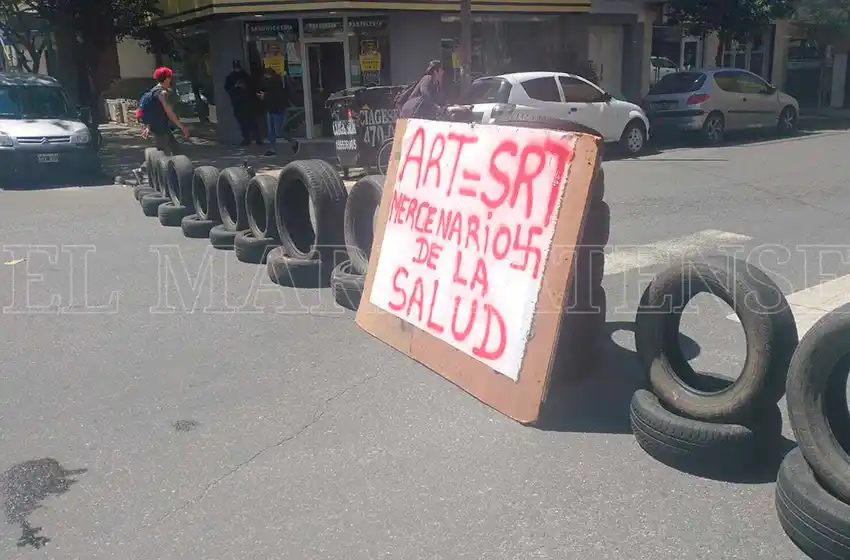 Acampe en Alberti y Corrientes: reclaman la falta de prestación médica establecidas por ley