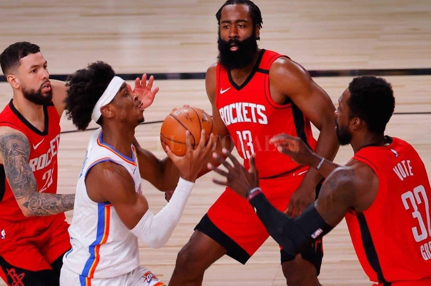 Houston se puso arriba en la serie de playoffs de la NBA