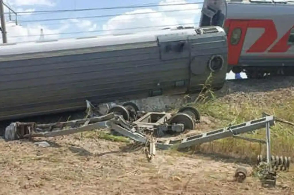 El tren, que transportaba a 803 pasajeros, se encontró con un camión en un paso a nivel.