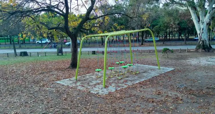 El costo de los juegos de plaza instalados en la costanera
