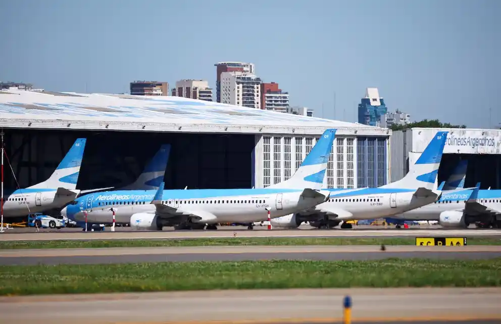 Entre los vuelos afectados se encuentran servicios de Aerolíneas Argentinas, JetSMART Airlines, Flybondi, LATAM Perú y LATAM Brasil.