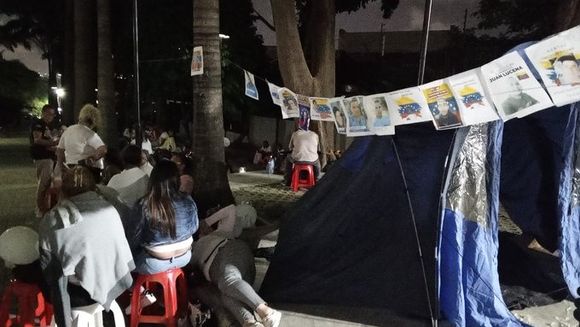 NADIE RESPONDIÓ y los atacaron: familiares de presos políticos clamaron por su libertad en el TSJ