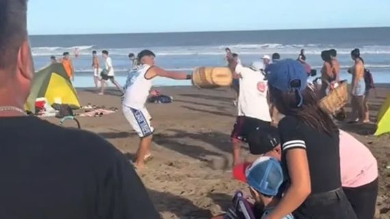 Brutal pelea de vendedores ambulantes en una playa de Villa Gesell