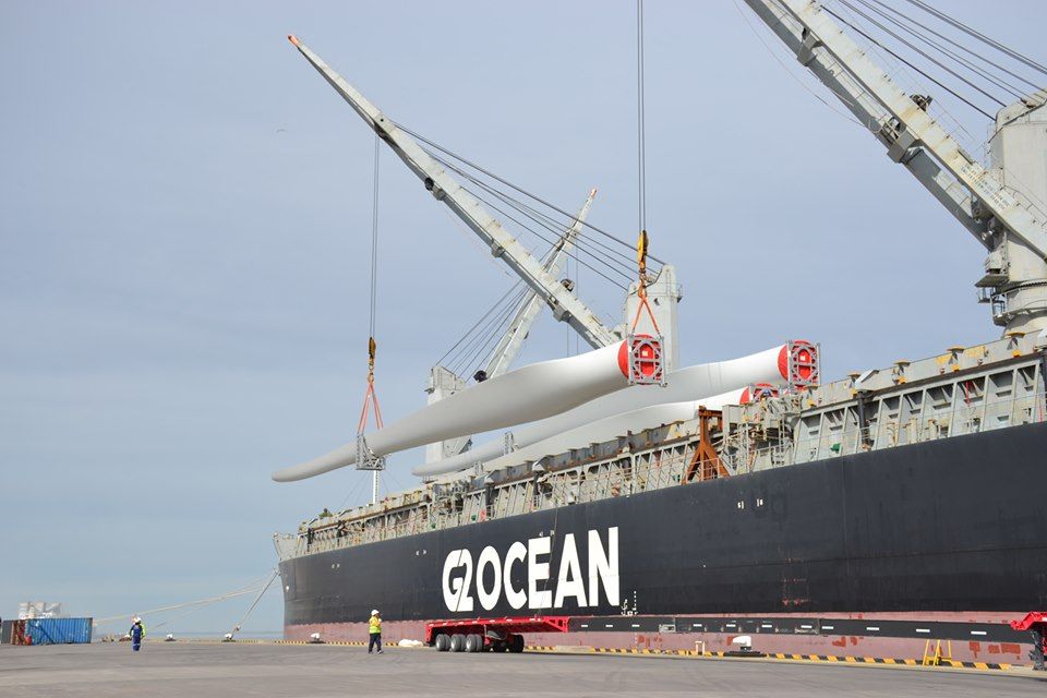 Llegaron aspas para el parque eólico de Tornquist en el puerto de Bahía Blanca
