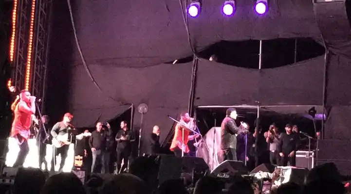 Jerry Rivera se fajó en la tarima. Foto CL