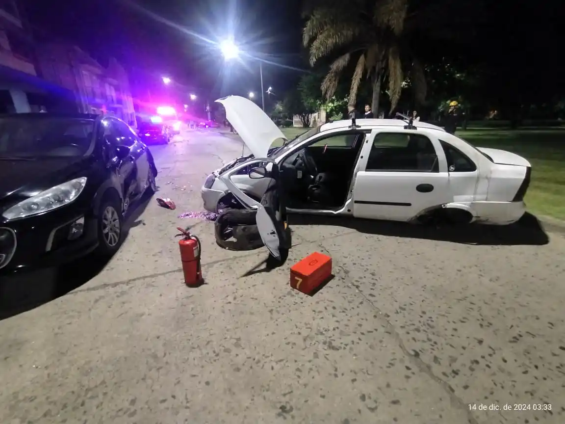 Tras colisionar, el Chevrolet Corsa impactó contra otro auto estacionado.
