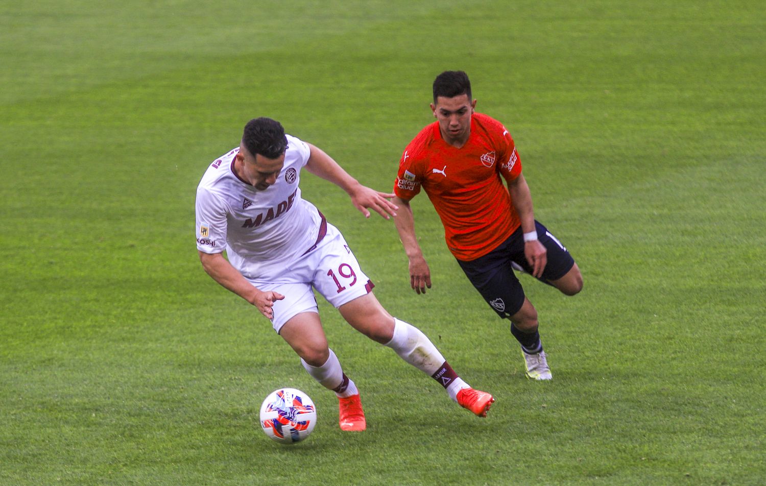 Lanús superó a Independiente y quedó solo en lo más alto