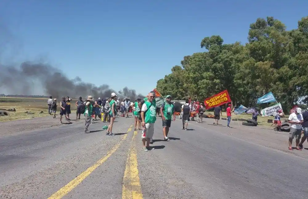 Trabajadores de Fabricaciones  Militares cortan rutas en Azul 