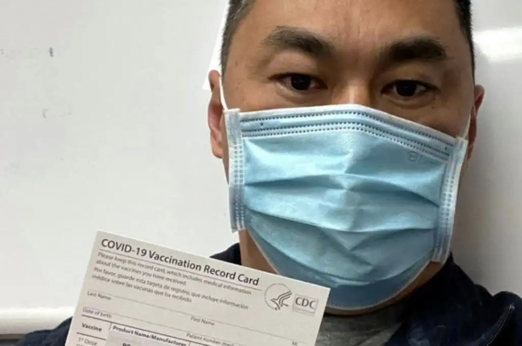 Un enfermero de California contrajo coronavirus tras recibir la vacuna de Pfizer