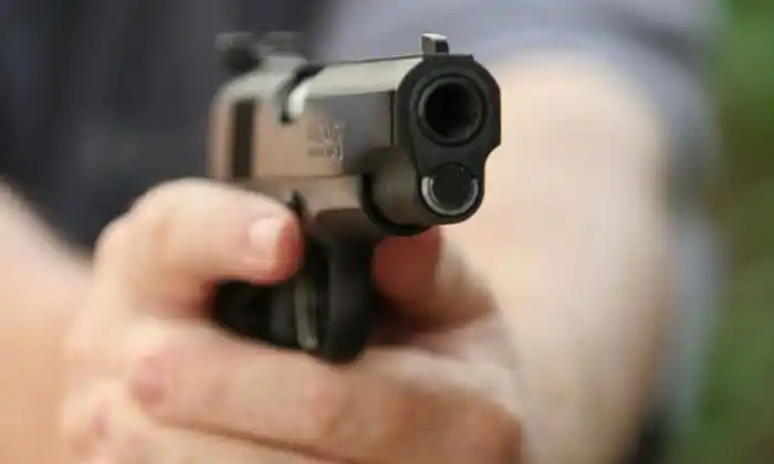 Insólito: no lo atiendieron porque no llevaba barbijo y volvió con un revólver