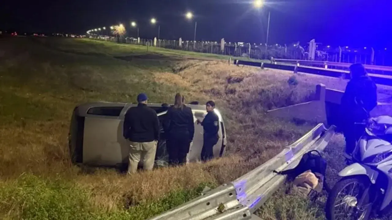Un hombre resultó herido tras volcar con su auto en la autopista Rosario-Córdoba