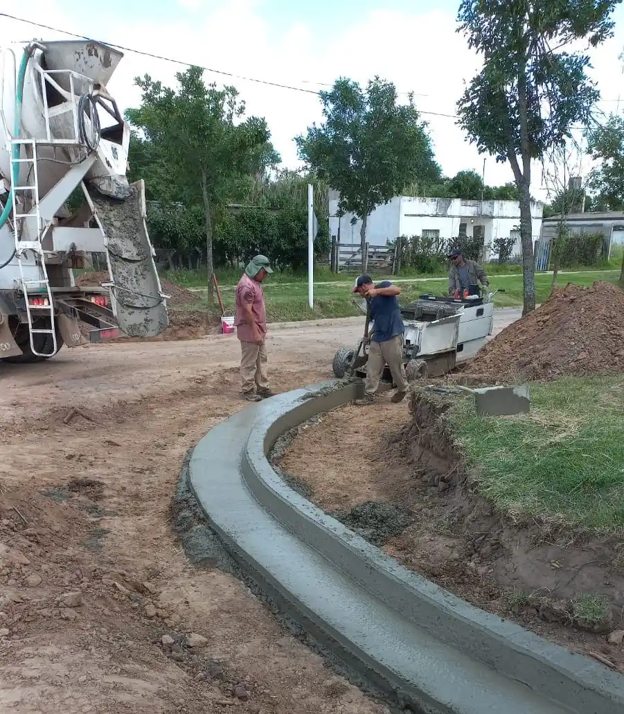 Personal comunal finalizando la construcción del cordón cuneta.