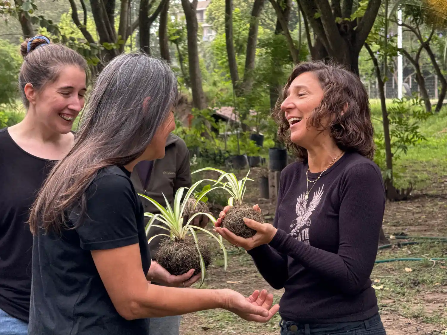 La senadora Leticia Di Gregorio visitando el vivero.