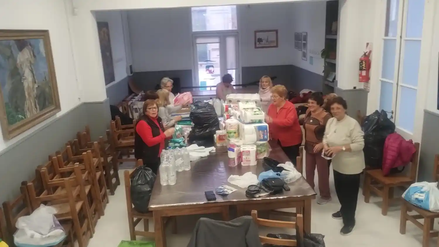 Jubilados de Comercio entregaron donaciones al Geriátrico Municipal