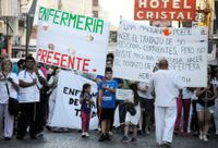 Los enfermeros marcharon en defensa de su profesión 