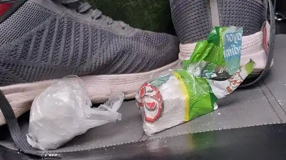 Hallaron cocaína por casi 4 millones de pesos oculta en un par de zapatillas: efectivo control sobre Ruta 19