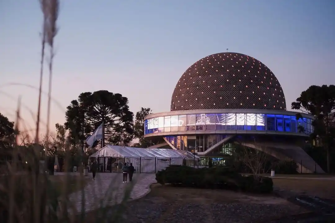 El Planetario Galileo Galilei, iluminado al atardecer, es uno de los clásicos porteños que invitan a explorar el universo sin salir de la Ciudad.