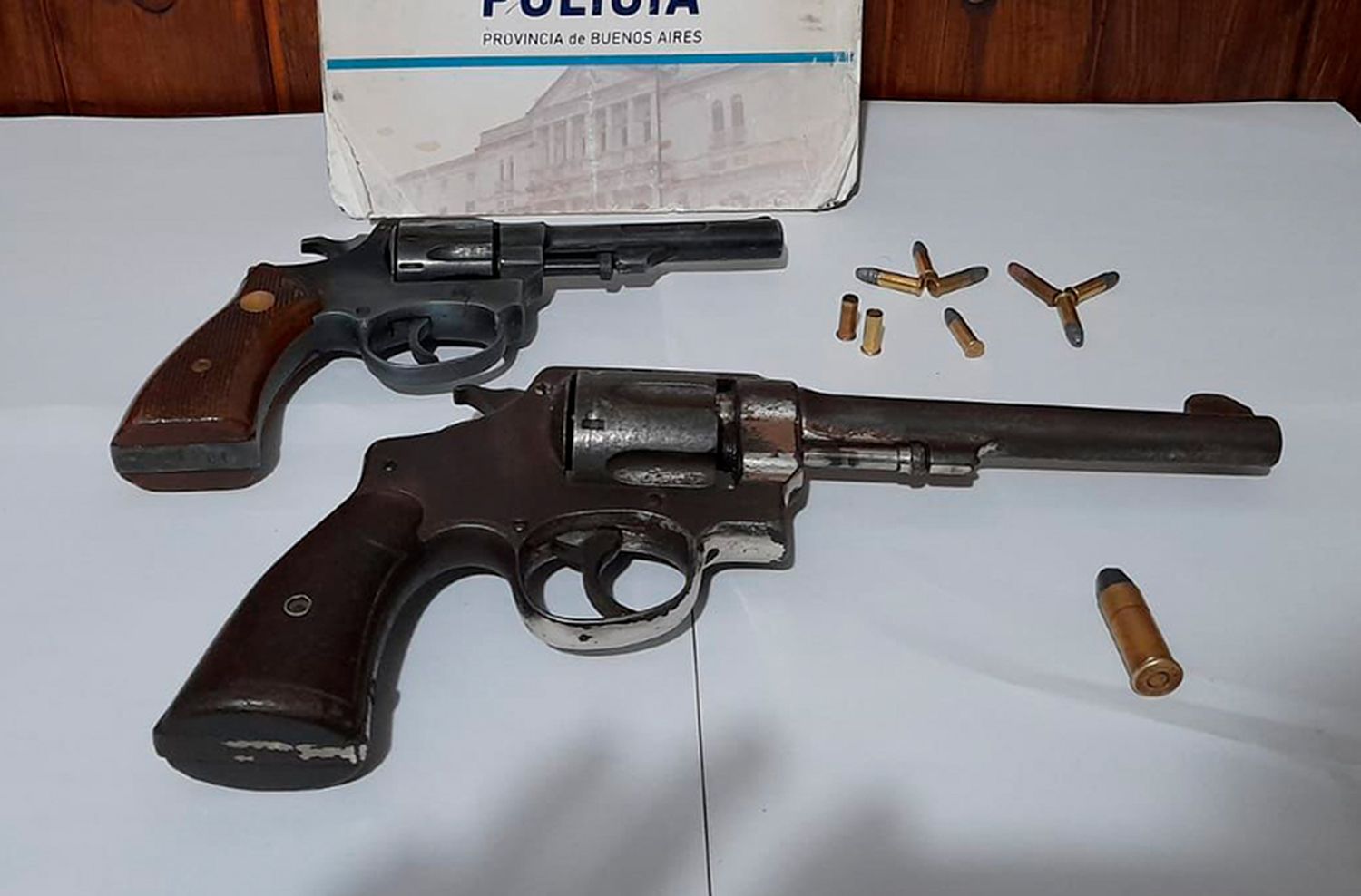 Detienen a un remis en un control: el pasajero iba con dos armas
