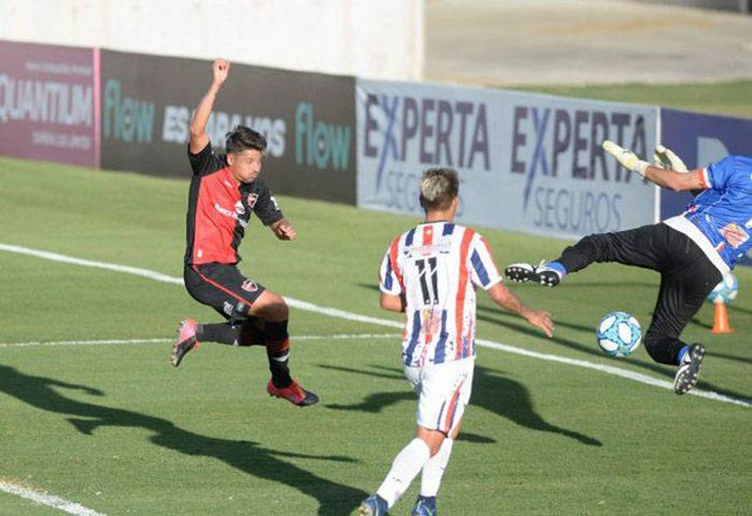 Newell�"s derrotó a Sportivo Peñarol sin complicaciones y jugará ante Sarmiento