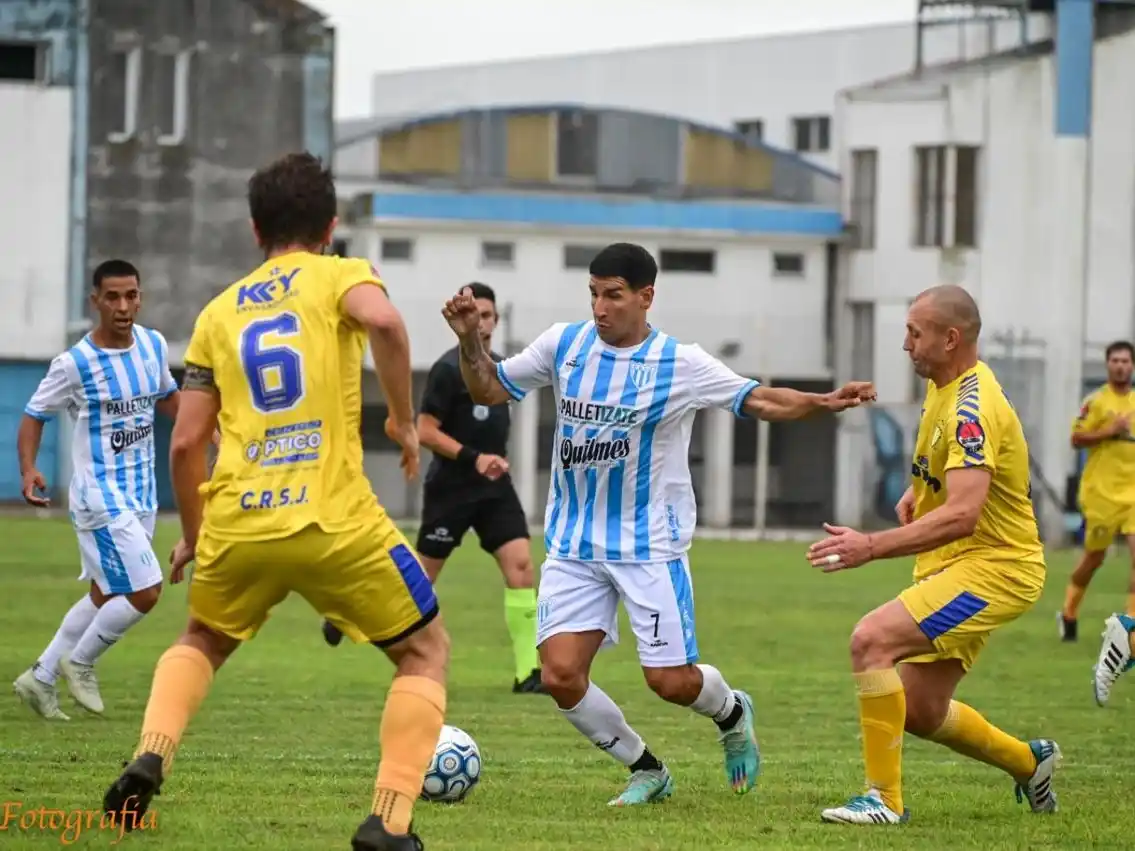 El Negro Larrea durante el triunfo 3-0 contra Recreativo San Jorge.