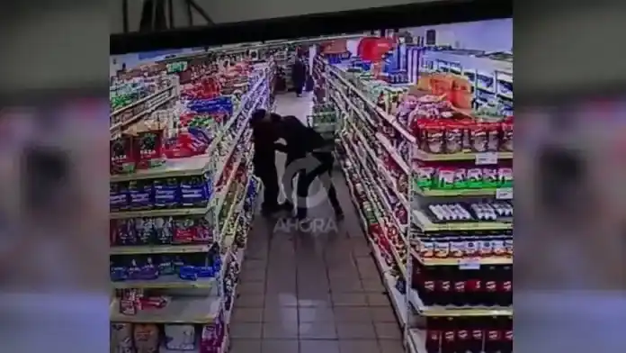 Dos hermanos se pelearon a las trompadas dentro de un supermercado chino