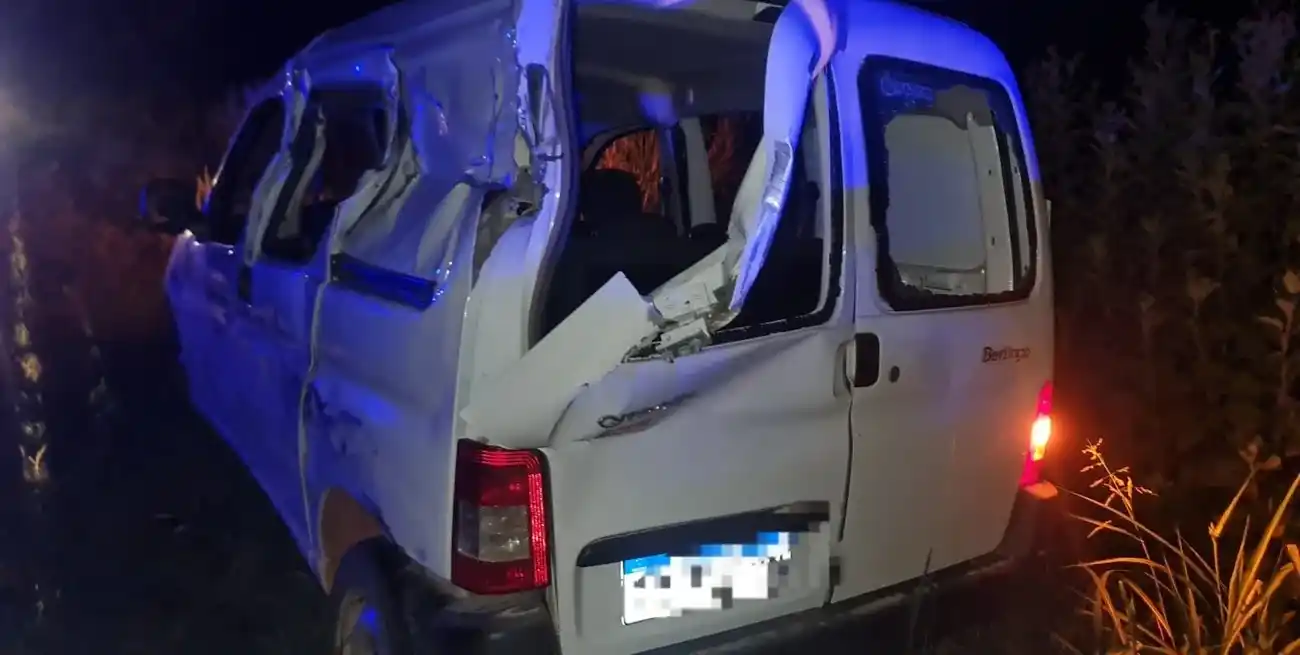 Los daños en la Berlingo dan cuenta de la violencia del encontronazo. Crédito: El Litoral.