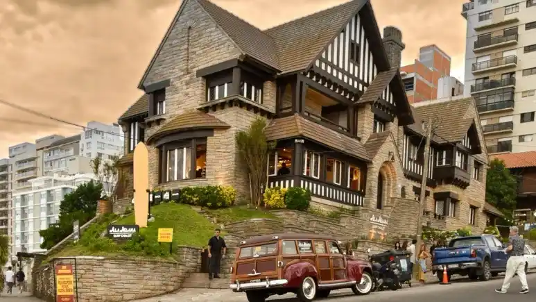 El Surf Chalet, una casa mítica construida en 1942 y que hoy es el mítico museo del surf