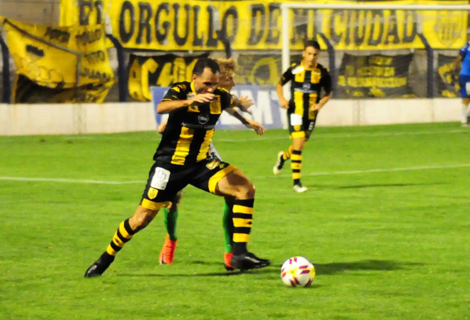 Una lucha de centésimas que incluye al aurinegro
